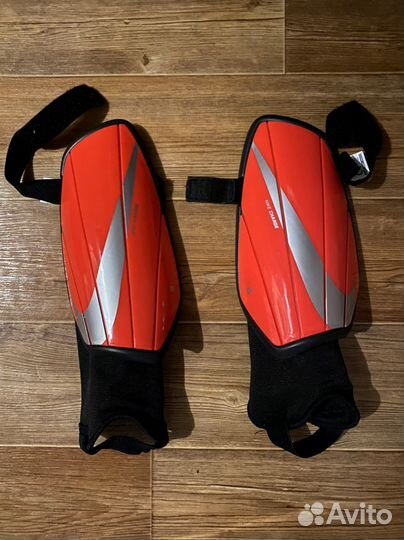 Щитки футбольные