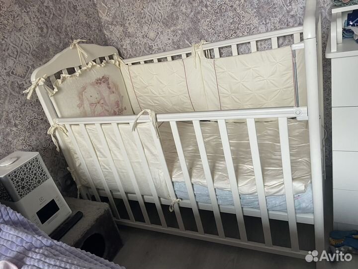 Детская кроватка с маятником