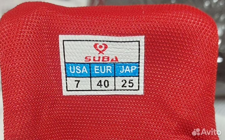 Кроссовки женские