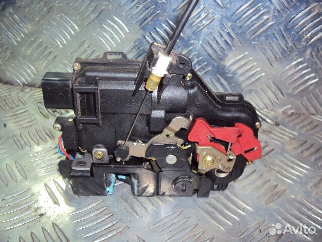 Замок двери Golf 5 (03-09) / Octavia A5 (04-13) / Touareg (02-10) зад R б\у (арт. 8E0839016C)