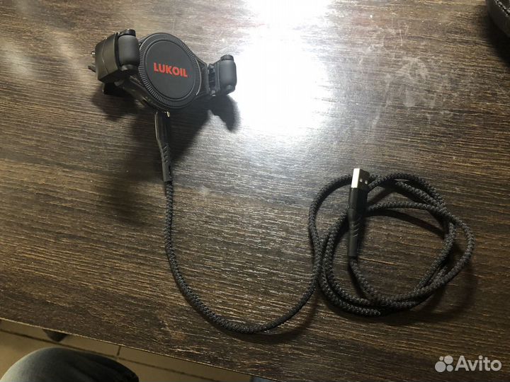 Беспроводная зарядка под телефон в автомобиль