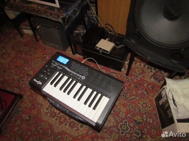 Продам M-Audio Axsiom 25