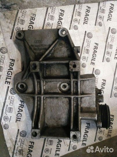 Кронштейн компрессора кондиционера Volkswagen