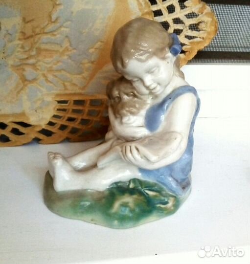 Фарфоровая статуэтка «Девочка с собакой и книгой»