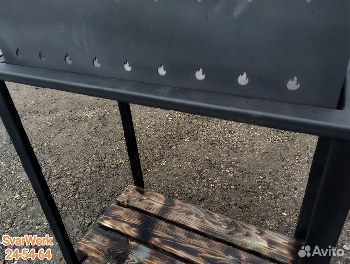 Мангал стационарный с полками из дерева