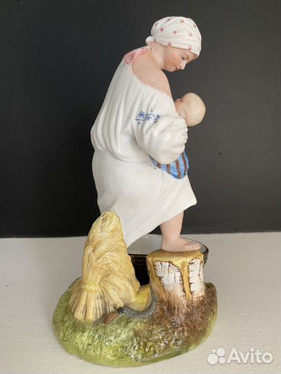 Статуэтка Крестьянка кормящая ребенка Гарднер