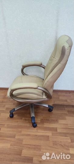 Офисное кресло