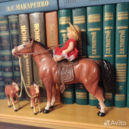 Лошадь с жеребятами игрушка