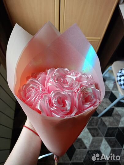 Букет из атласных роз с раффаэлло