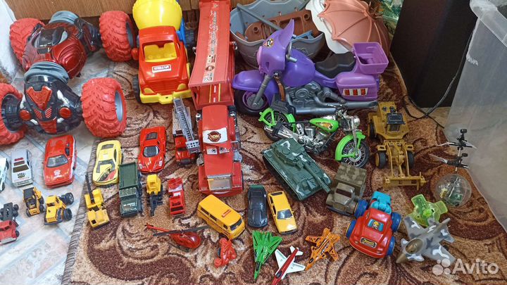 Игрушки для мальчика (машинки, инструменты)