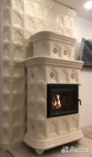Камин с изразцами пристенный двухъярусный