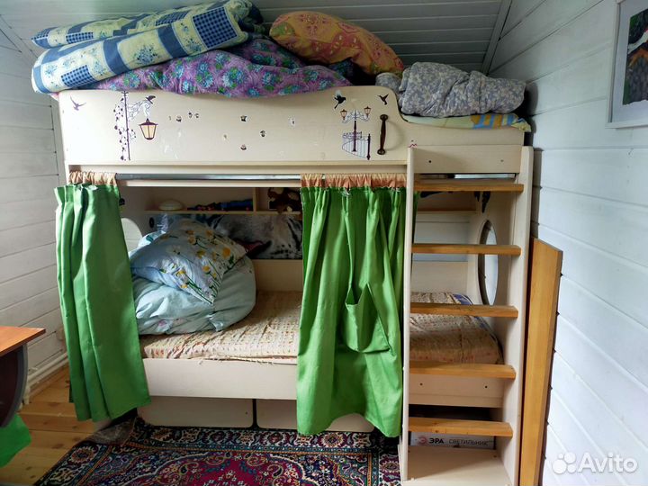 Двухъярусная кровать с матрасами