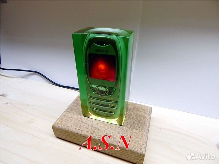 Светильник из смолы и сотового телефона