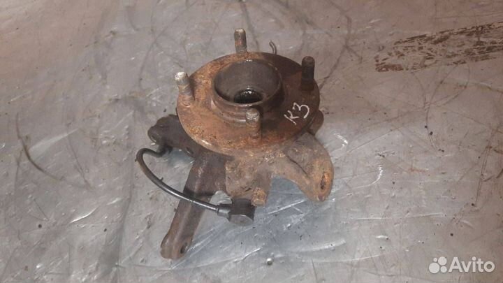 Кулак передний правый Nissan Almera N16 2000