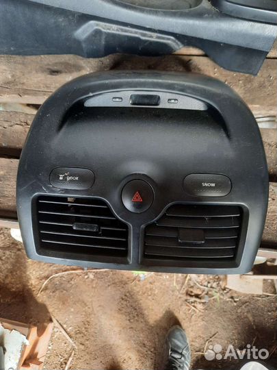 Подлокотник на Nissan Almera Classic B10