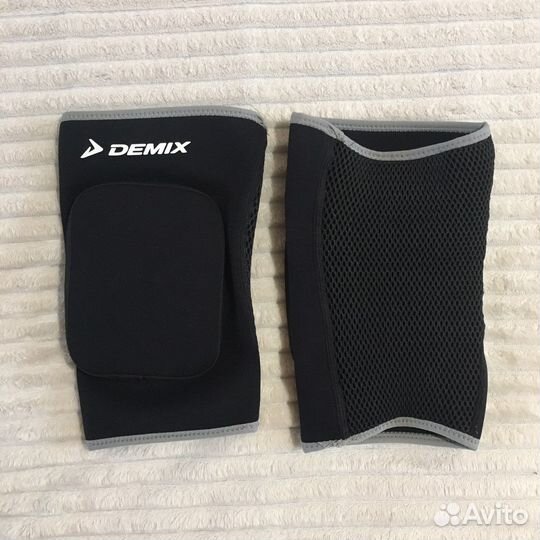 Наколенники для волейбола Demix (S) новые