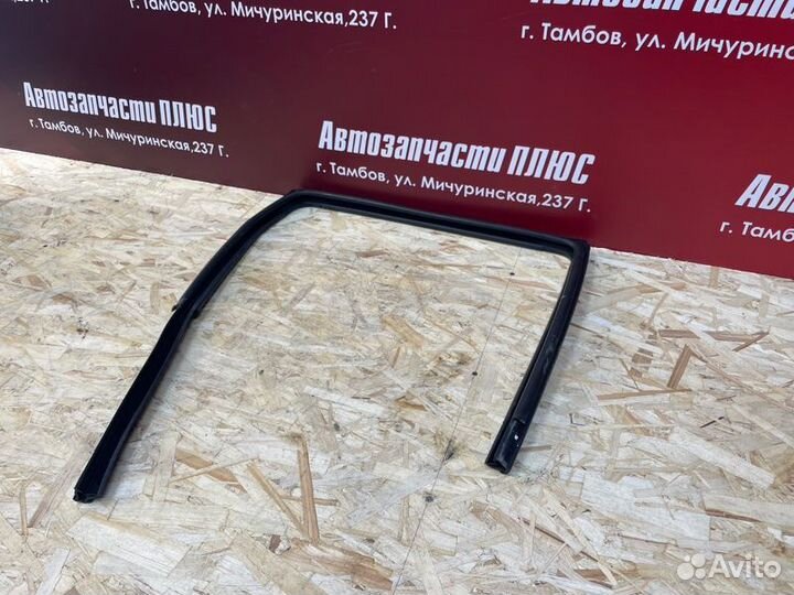 Уплотнитель стекла двери задний правый Renault