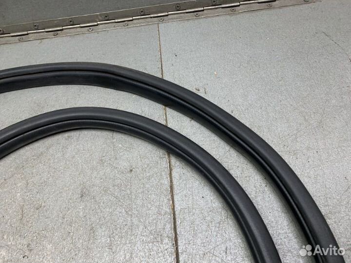 Уплотнитель двери задний правый Hyundai Solaris GI