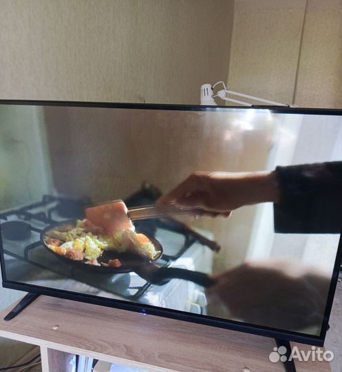 Смарт телевизор с салют тв.Диагональ 32 дюйма
