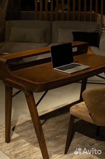 Дизайнерский письменный стол в наличии