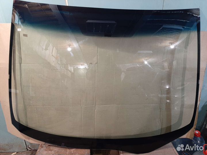 Продам лобовое стекло