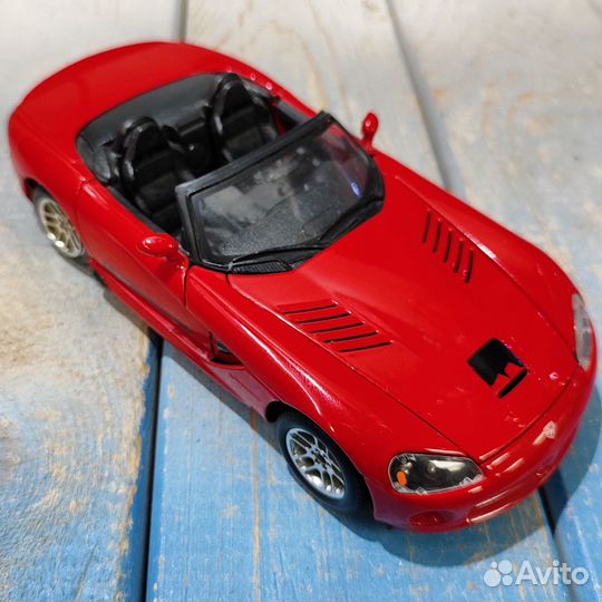 Модель автомобиля 1:24 Dodge Viper SRT 10 Bburago