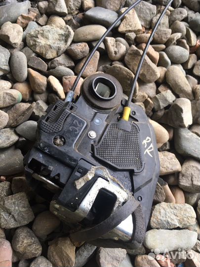 Toyota corolla 150 замок задней двери