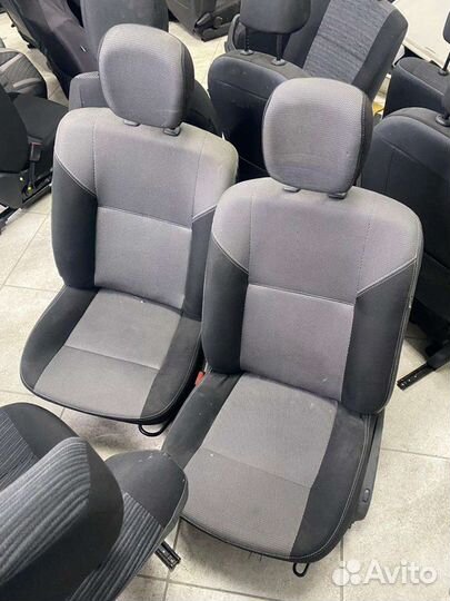 Передние сиденья с подогревом и лифтом Renault Dus