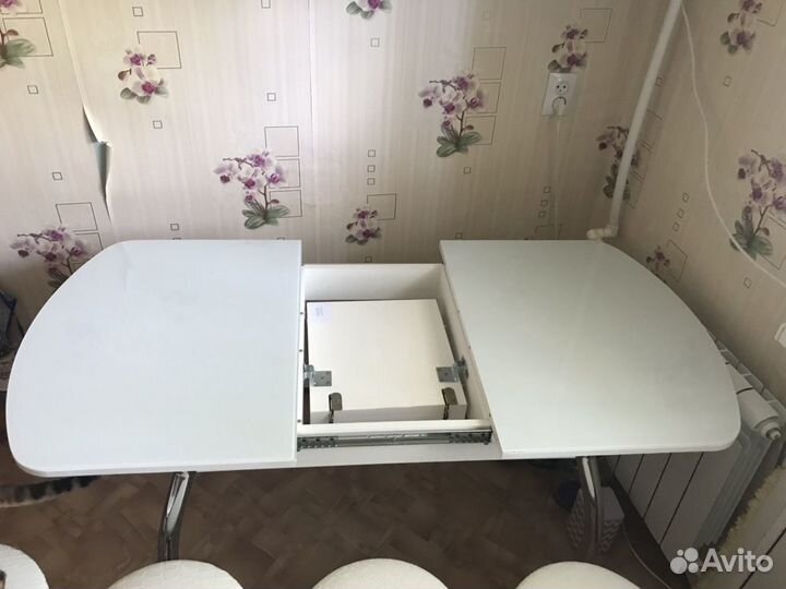 Стол и табуреты
