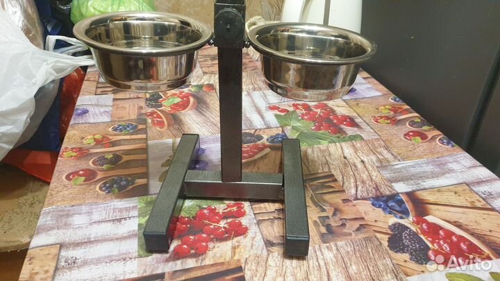 Подставка с тарелками для собак и кошек