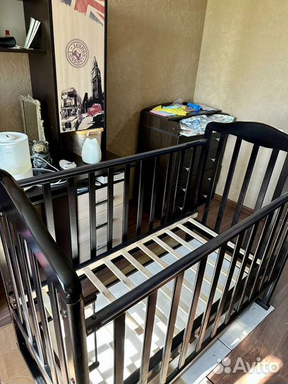 Детский пеленальный комод. Кроватка маятниковая