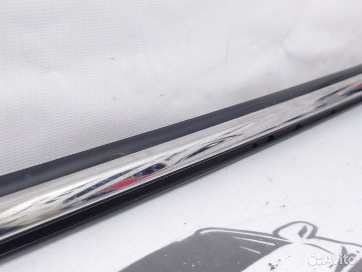 Хром молдинг двери задней левой Toyota RAV4 40