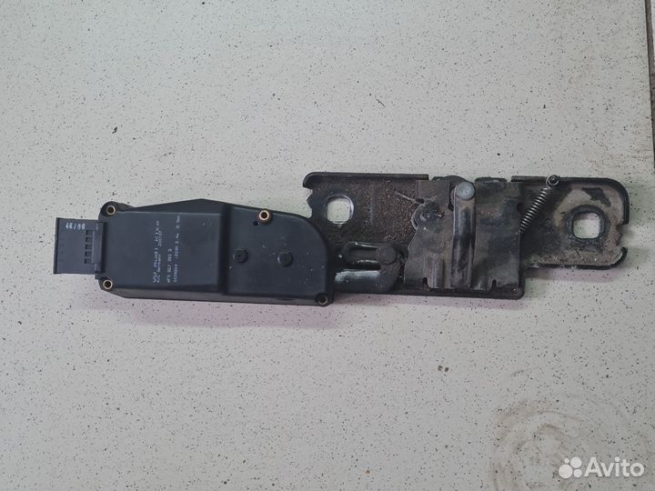 Доводчик крышки багажника Audi Q7 1 2006