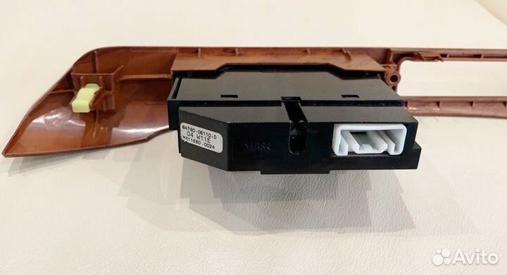 Продам декоративную вставку ToyotaAvensis