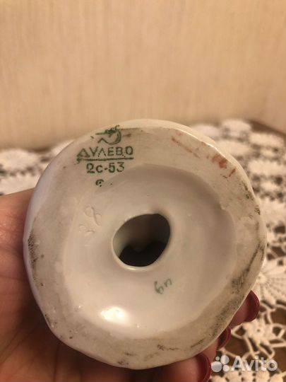 Фарфоровая статуэтка девочка с лейкой