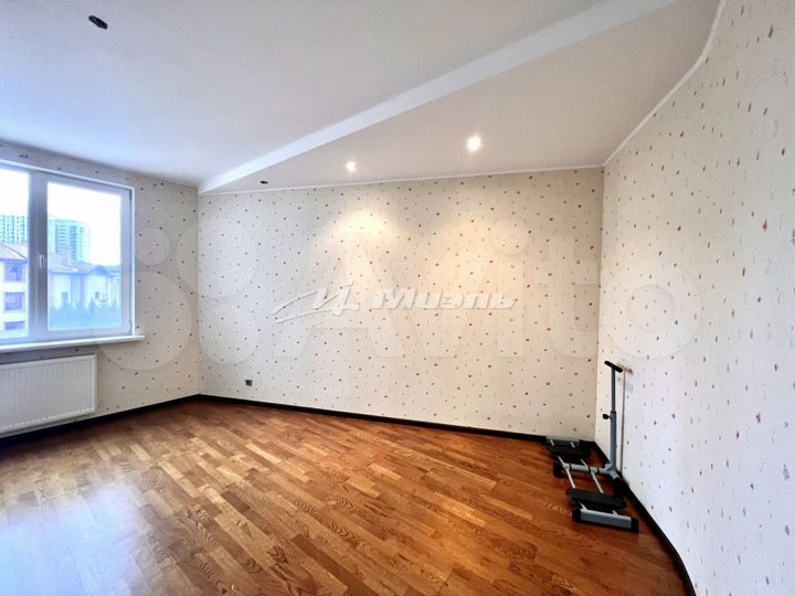 Доля в 5-к. квартире, 153 м², 3/4 эт.