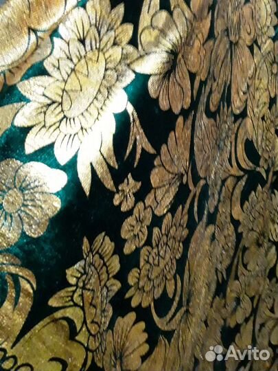 Ткань отрез из ярко- зеленого трикотажа с набивкой