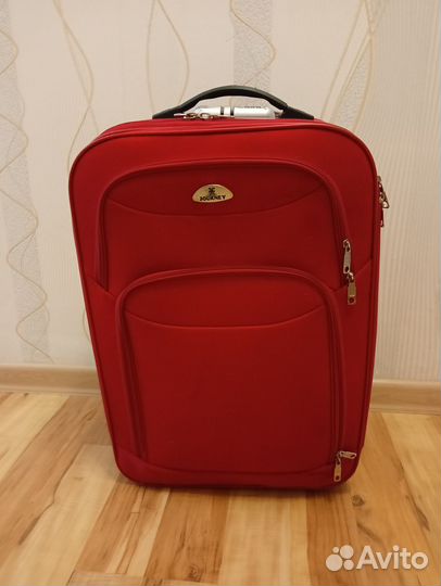 Чемодан красный