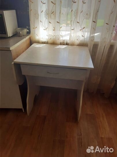 Кухонные шкафы и стол