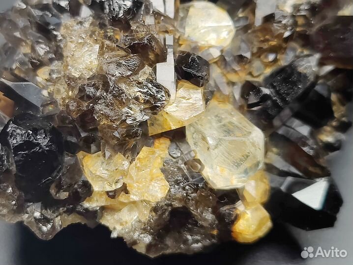 Морион, желтый кварц, топазы. Шерловая гора