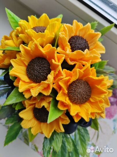 Композиция из мыла с голубикой и подсолнухами