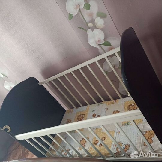 Детская кроватка с маятником