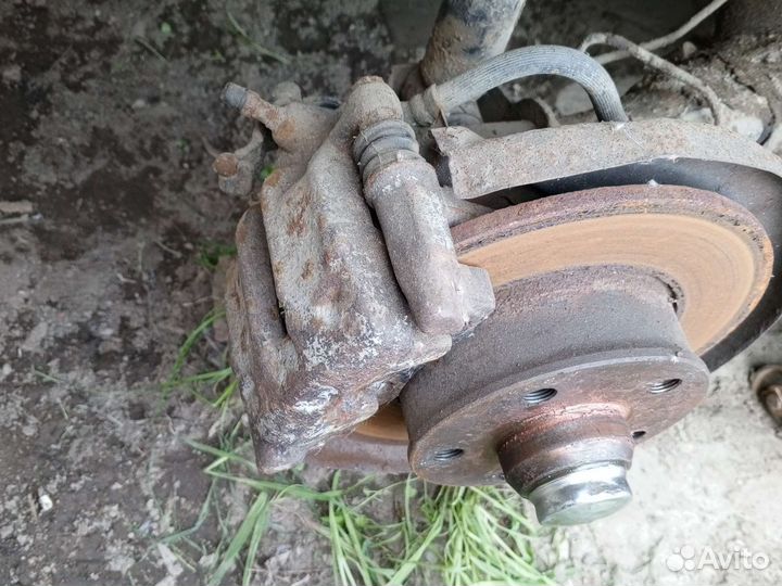 Задний левый суппорт VW Гольф 3 Венто 2.0 р15