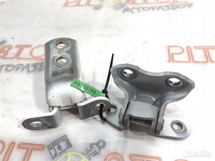 Петли передней правой двери Toyota prius ZVW30 20