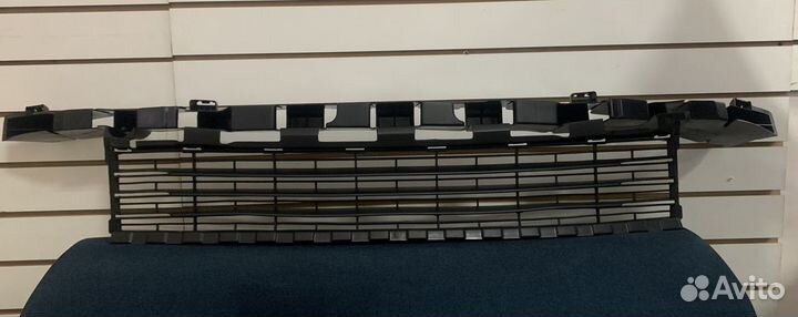 Решетка в бампер центральная Renault Fluence