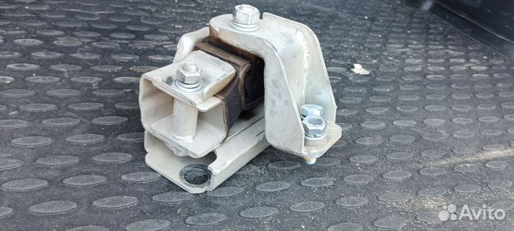 Правая опора Веста