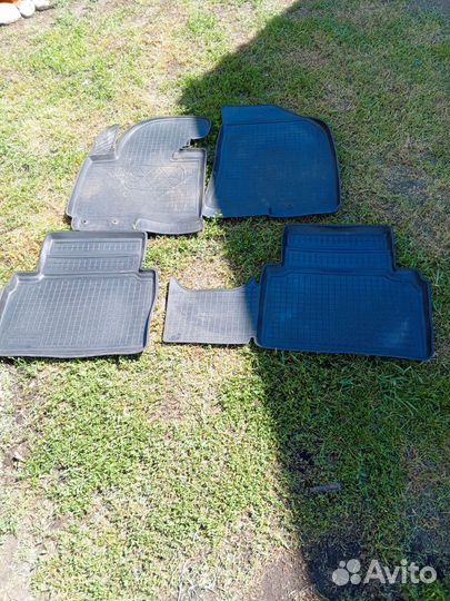 Резиновые коврики в авто бу