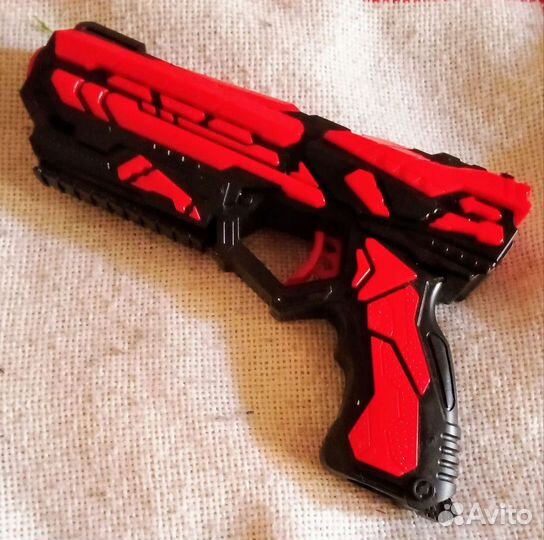 Пистолет и автомат щелкает затвор стреляет