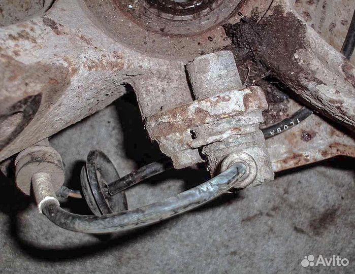 Кулак поворотный левый Chevrolet Aveo T200 Хэтчбек