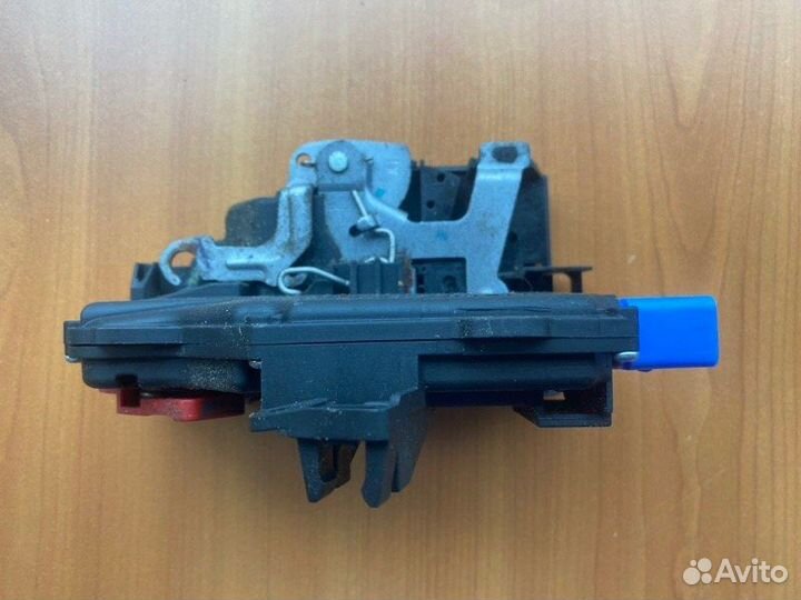 Замок двери передний левый Vw Jetta седан BMY 2007